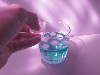 Add ice to a glass beaker. Ice and drink in the glass.