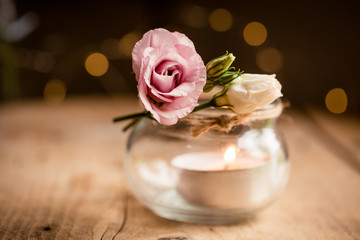 Obraz na płótnie Canvas Rosa Rose mit Kerzenhalter aus Glas