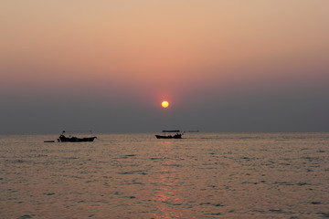 Obraz premium Sunrise and sunset on the sea and boat.