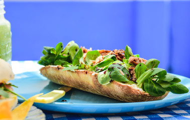 Grilled tuna marinated in soy sauce, sake and fresh ginger, accompanied by lamb's lettuce.