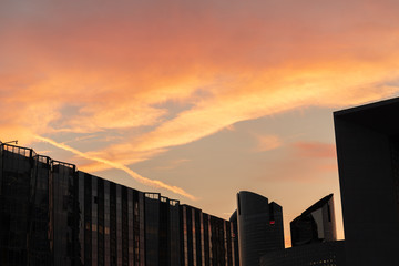 Ciel de feu à la défense