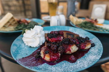 dessert cheesecakes with jam