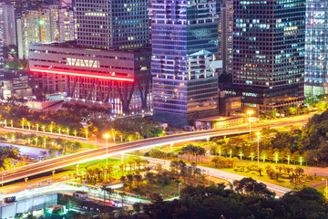 Obraz premium Tall buildings and traffic roads in downtown shenzhen at night.