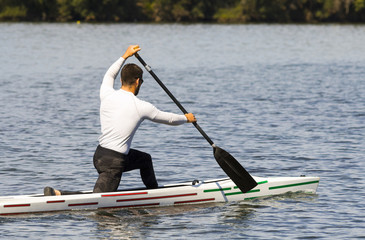uomo in canoa su un lago
