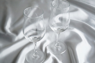 ワイングラスとシルバーのテーブルクロス