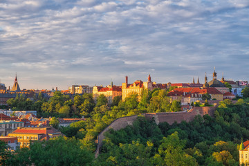Blick auf Prag im Abendlicht von Vysehrad aus