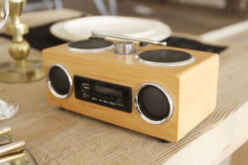 Obraz premium Old tape recorder on a wooden table