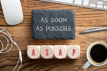 Kreidetafel und Würfel mit Akronym "ASAP" für "as soon as possible"