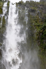 Fototapeta na wymiar Wasserfälle am Milford Sound im Fiordland National Park im Südwesten von Neuseeland