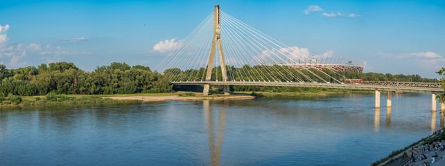 Warszawa / Polska - 1 sierpnia 2018: Widok na Most Świętokrzyski i Wisłę