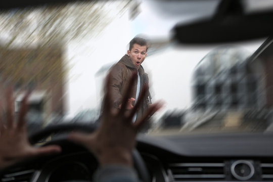Junger Fu&szlig;g&auml;nger wird von einem Auto angefahren