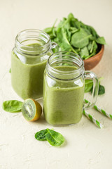Spinach, bananas and kiwi