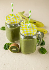 Spinach, bananas and kiwi