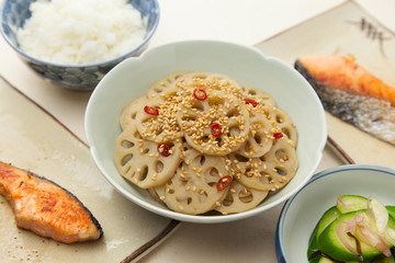 レンコンのきんぴらと塩鮭、ご飯、漬物