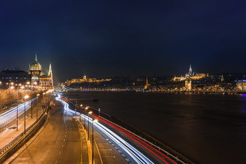 Obraz premium Nocny widok na Budapeszt. Panorama miasta słynnego ośrodka turystycznego z Dunajem, parlamentem i mostami. Podróżuj oświetlony krajobraz na Węgrzech, w Europie.