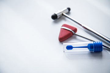 Neurologie Multiple Sklerose Untersuchung oder Forschung mit Stuhlprobe Probenröhrchen und...