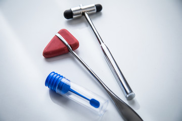 Neurologie Multiple Sklerose Untersuchung oder Forschung mit Stuhlprobe Probenröhrchen und...