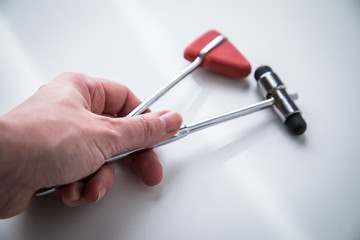 Neurologin nimmt Reflexhammer Buck und Perkussionshammer Tylor zur Diagnose