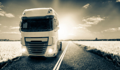 LKW f&auml;hrt auf Landstra&szlig;e