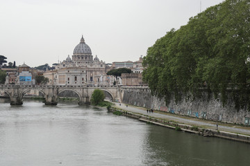 Fototapeta premium Ponte sul Tevere e vista del Vaticano a Roma 