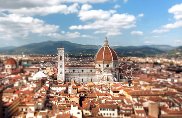 Fototapeta premium Skoncentruj się na historycznych dachach miasta i słynnej XIV-wiecznej katedrze w słonecznym centrum Florencji we Włoszech. Światowego Dziedzictwa UNESCO
