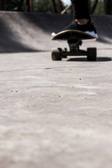 Woman skateboarding, selective focus on the floor © Angela Bragato