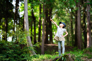 森の中で遊ぶ少女