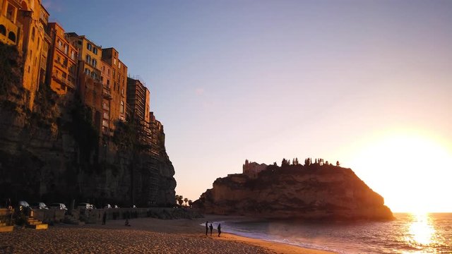 Time Lapse della spiaggia di Tropea, in Calabria. Citt&agrave; italiana meta turistica in Estate.