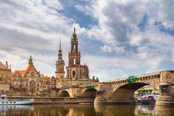 Obraz premium Augustus Bridge (Augustusbrucke) and Cathedral of the Holy Trinity (Hofkirche) over the River Elbe in Dresden, Germany, Saxony.