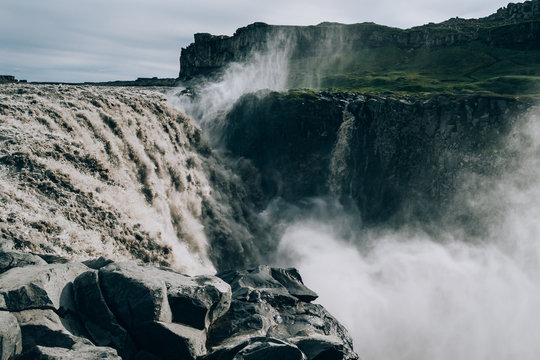 Mächtiger Wasserfall stürzt über Klippen in die Tiefe