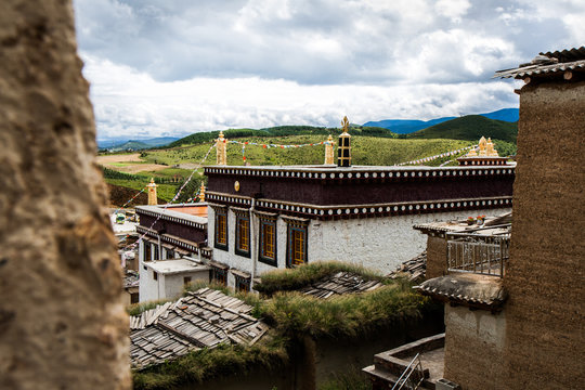 Der Blick &uuml;ber die Klosteranlage von Zhongdian auch Shangri La genannt unter dem wolkigen Himmel