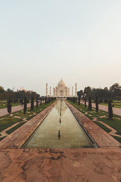 Das Taj Mahal in Agra aus einer klassicshen symmetrischen Perspektive