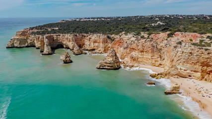 Fototapeta na wymiar Vista da Praia da Marinha em Lagoa Algarve Portugal
