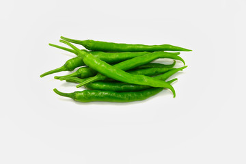 白背景の青唐辛子　コピースペースあり Green chili peppers (chile verde) on white background with copy space