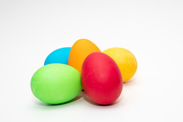 Fünf gefärbte Ostereier