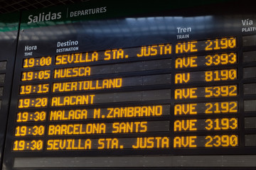 Panneau d'information des départs de train de la gare d'Atocha à Madrid 