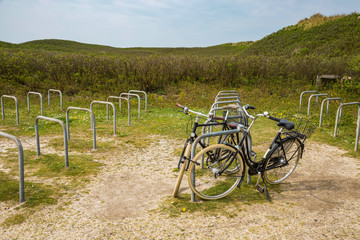 Fototapeta na wymiar Fahrräder mit weiteren leeren Fahrradständern