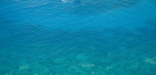 Fototapeta na wymiar view of the clear sea in the bay