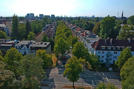 Wohngebiet Luftbild mit Großstadt am Horizont