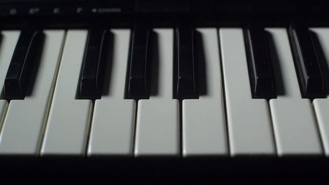 ENTRA Y SALE LUZ SOBRE EL TECLADO