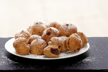 Kleine Windbeutel mit Schokoladen Füllung