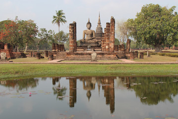 Fototapeta na wymiar ruined buddhist temple (Wat Mahathat) in Sukhothai (Thailand)