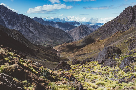 Der Blick ins Tal vom h&ouml;chsten Punkt des Passes im Atlas Gebirge