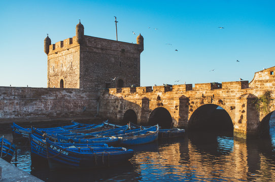 Ein Hafen im Morgenlicht mit blauen Booten