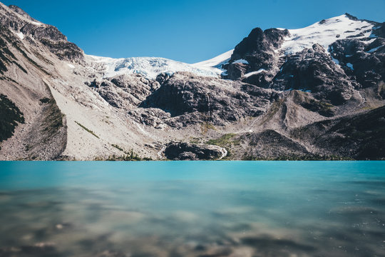 Bergmassiv &uuml;ber einem klaren t&uuml;rkisen Bergsee