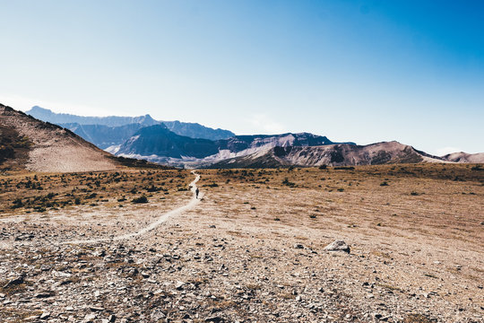 ein einsamer Wanderer läuft auf einem Pfad über ein Berg Plateau 
