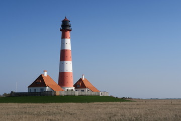 Der Leuchtturm Westerheversand und die beiden W&auml;rterh&auml;user
