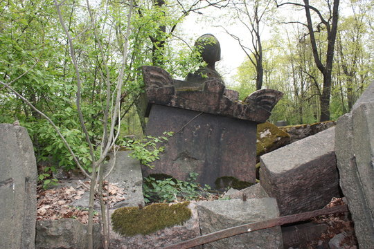the ruins of the old monument of 1817 