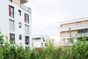 Moderne Architektur im Neubaugebiet