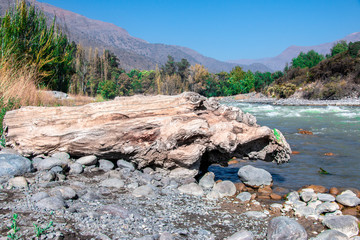 Rocas en el r&iacute;o